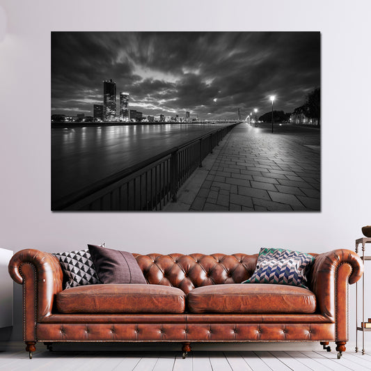 Rheinpromenade in Düsseldorf schwarz weiß Skyline nachts Wandbild