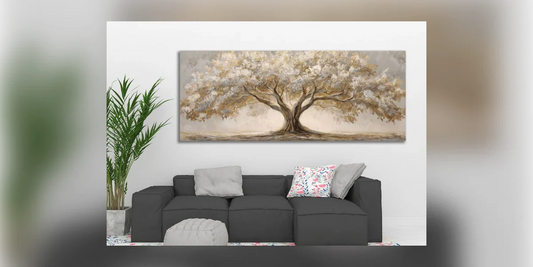Panorama-Wandbild mit goldenem Baum über einem grauen Sofa (Raumvisualisierung)