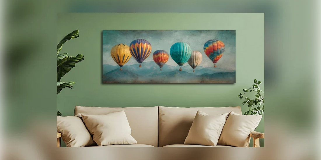 Panorama-Wandbild mit Heißluftballons über einem Sofa vor grüner Wand als Geschenkidee