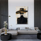 Abstrakte Frau mit Hut in modernem Schwarz-Gold Wandbild