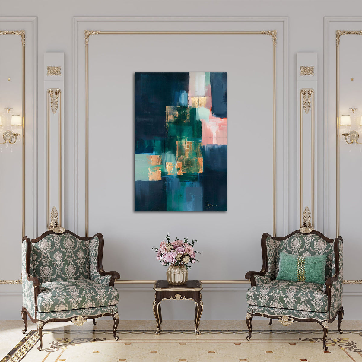 Abstraktes Wandbild in Petrol und Gold über einem Sofa im Wohnraum