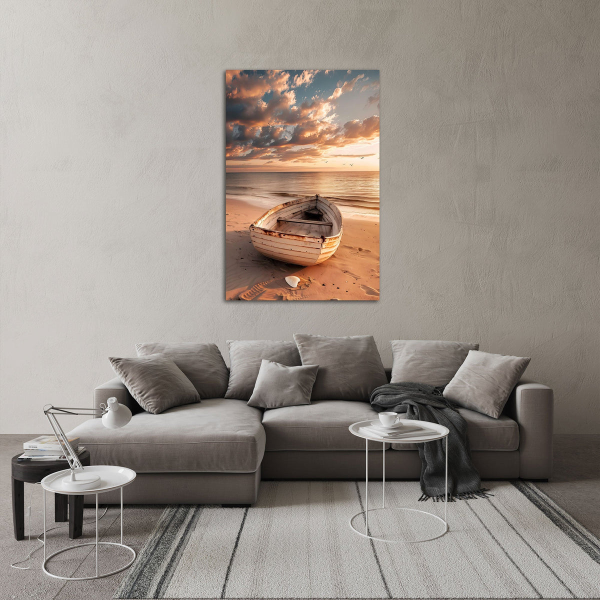 Maritimes Wandbild mit Ruderboot über einem Sofa im Wohnraum