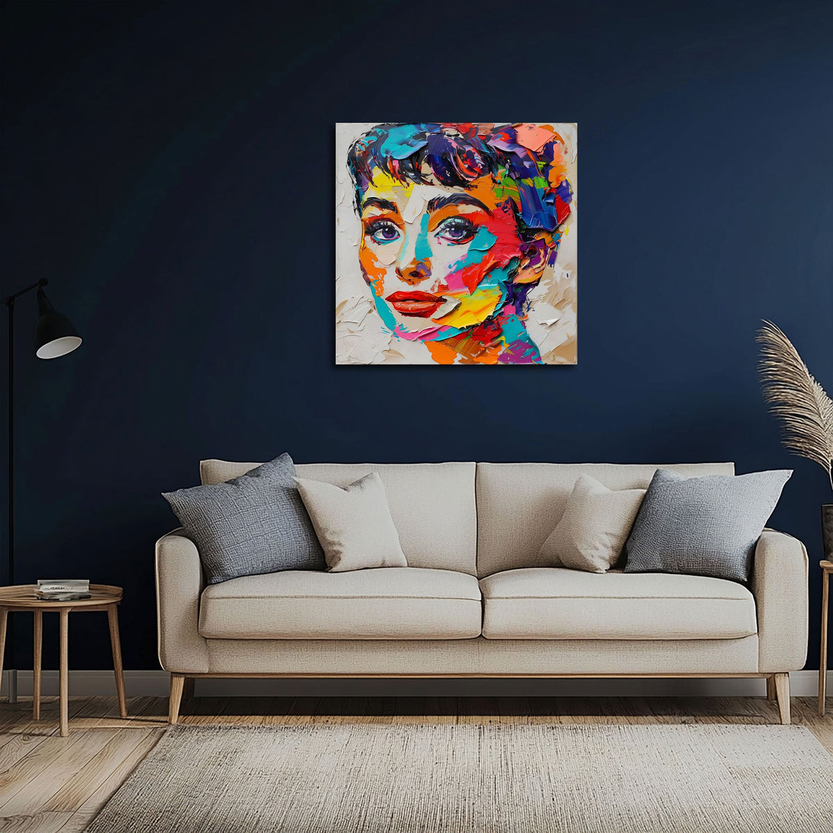 Buntes Frauenporträt Wandbild über einem Sofa im Wohnraum
