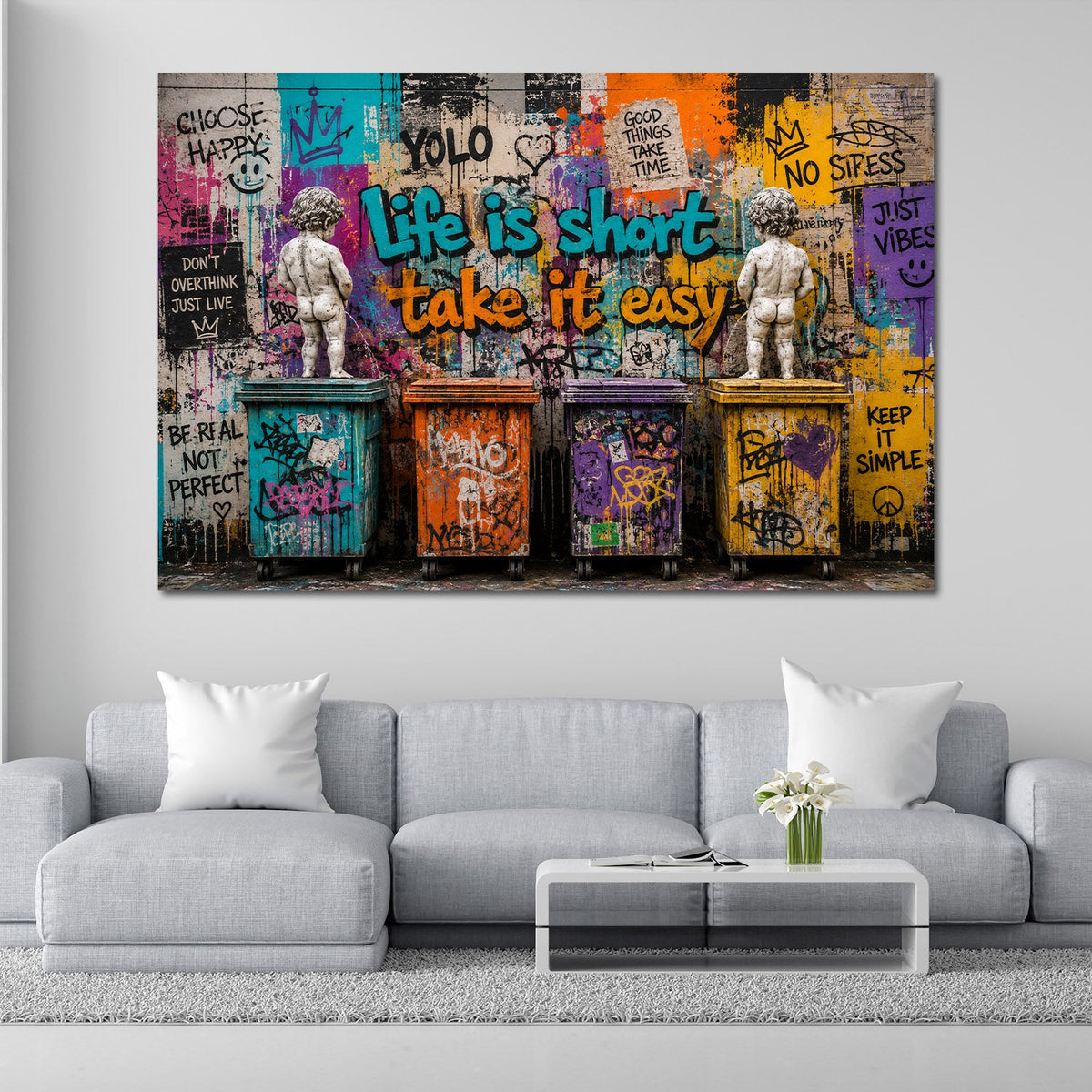 Street Art Wandbild mit Putten und Graffiti über einem Sofa im Wohnraum