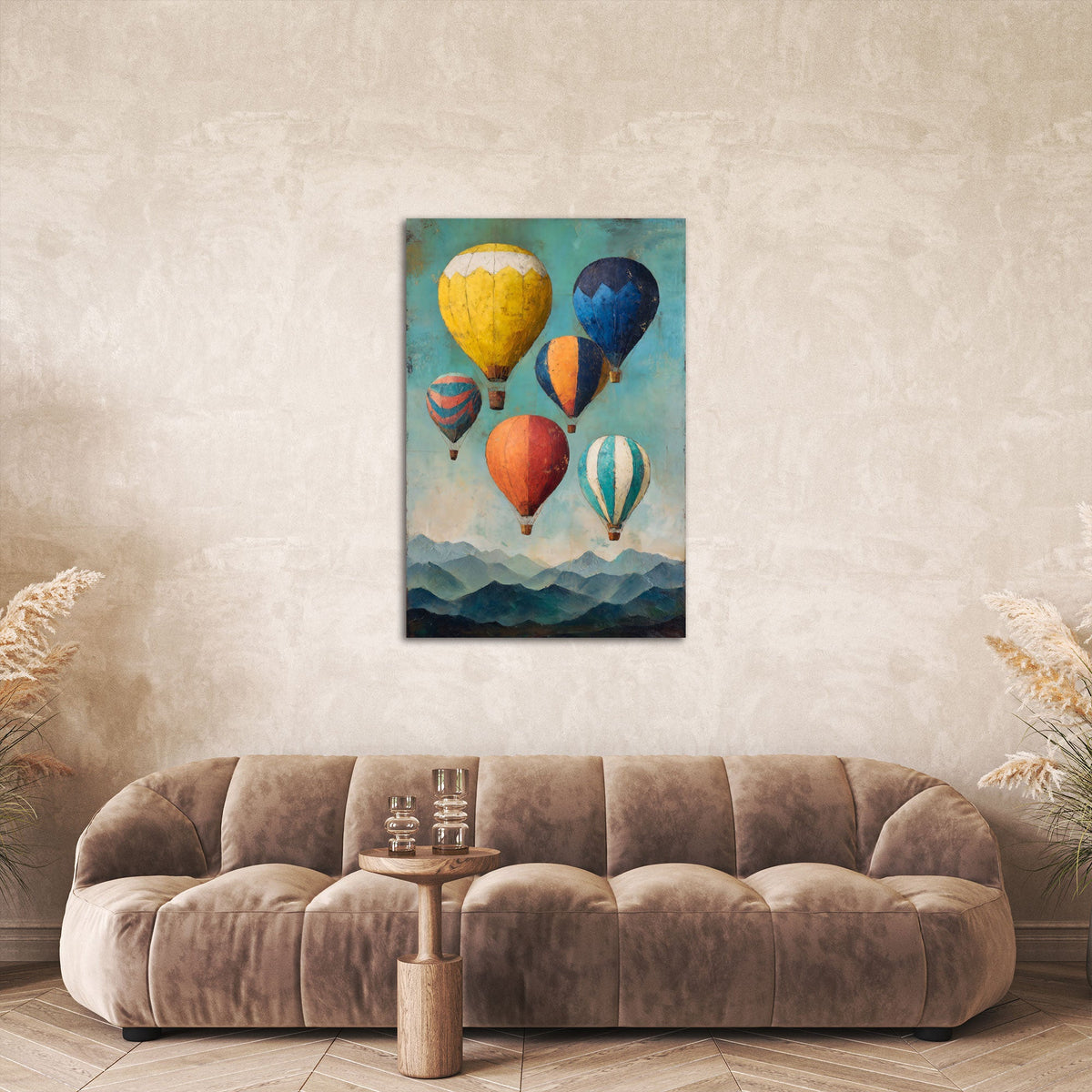 Heißluftballon Wandbild über einem Sofa im Wohnraum