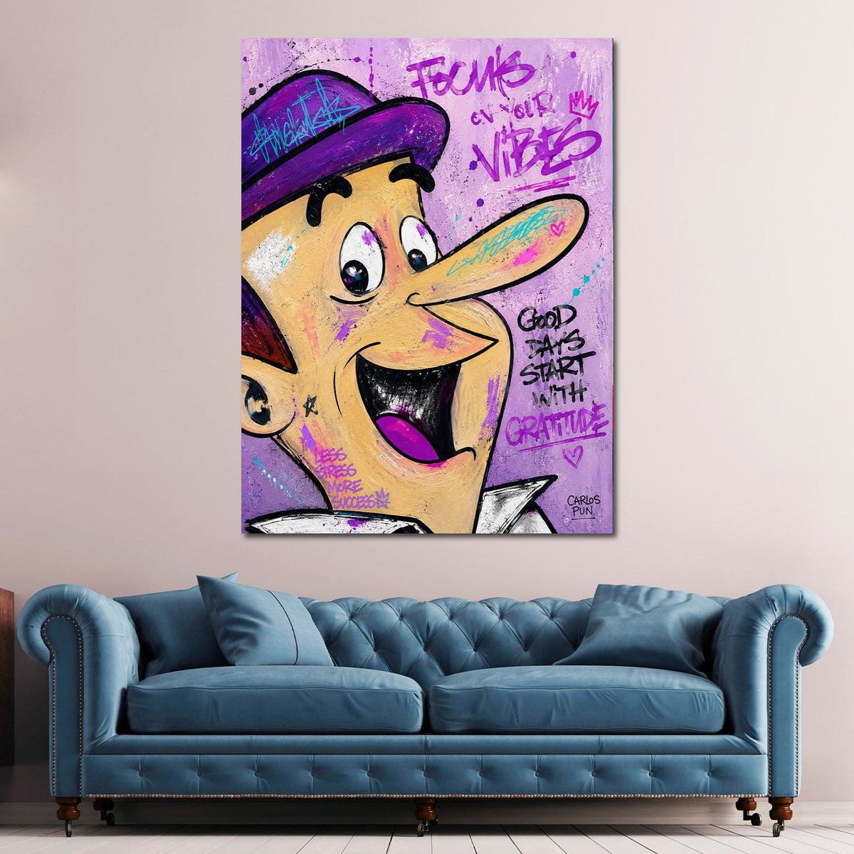 Buntes Comic Wandbild in Lila über einem Sofa im Wohnraum