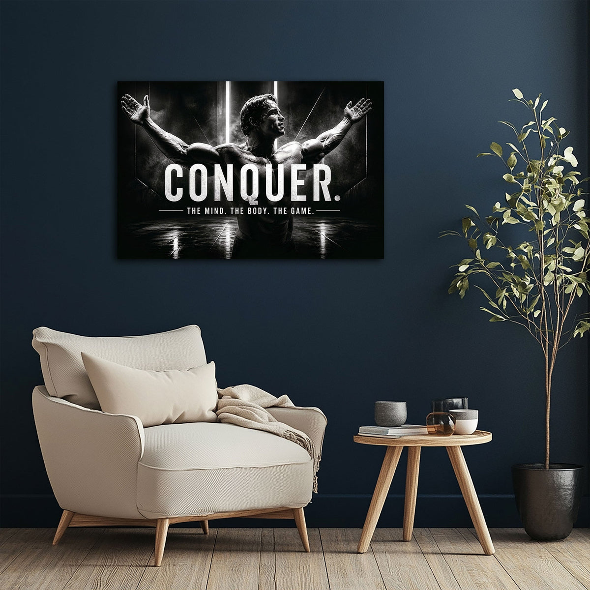 Schwarz-Weiß Motivationswandbild Conquer über einem Sofa im Wohnraum