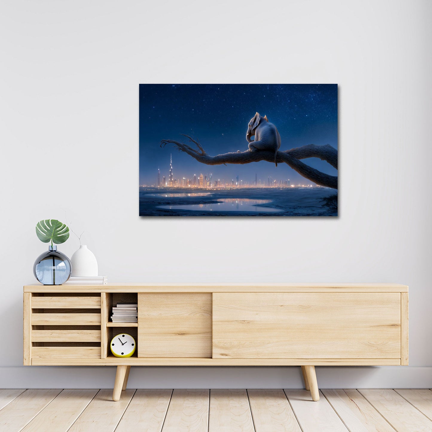 Elefant auf Ast blickt ueber leuchtende Skyline Wandbild