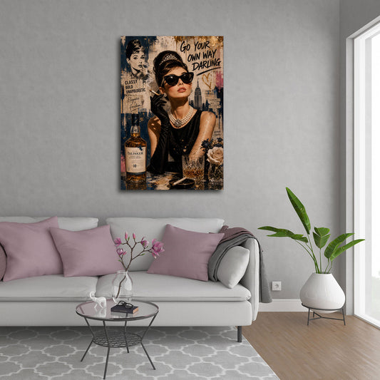 Elegante Audrey mit Perlen vor New York Skyline Wandbild