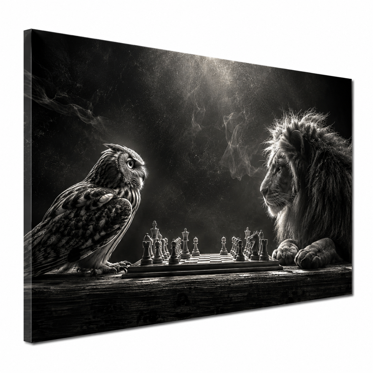 Eule und Löwe am Schachbrett Schwarz-Weiß Wandbild im Querformat auf Leinwand