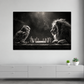 Schwarz-Weiß Wandbild Eule und Löwe über dem Sideboard