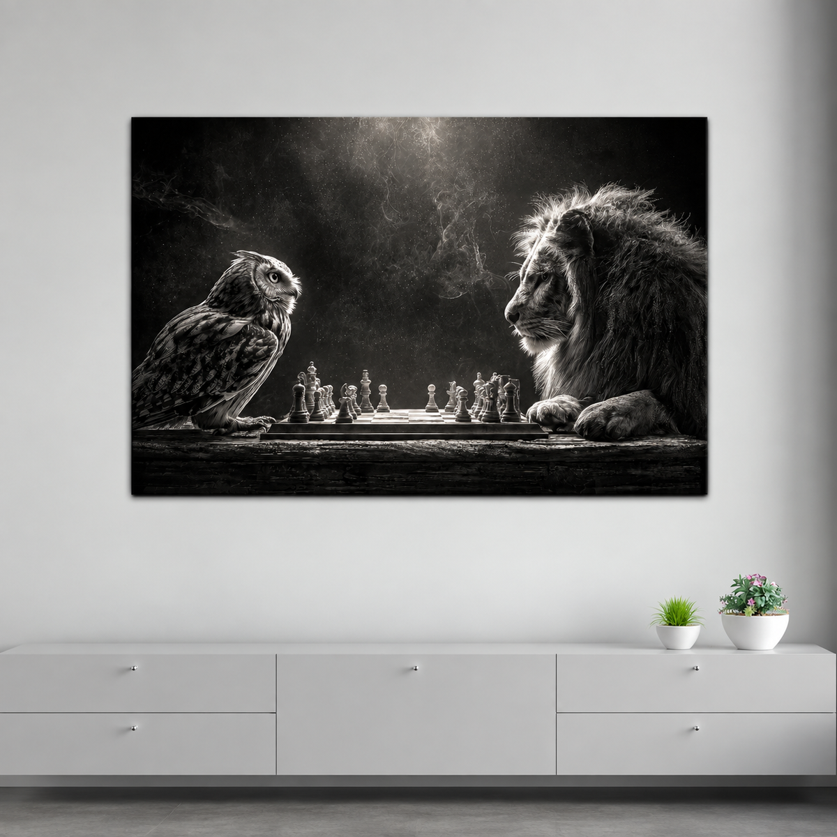 Schwarz-Weiß Wandbild Eule und Löwe über dem Sideboard