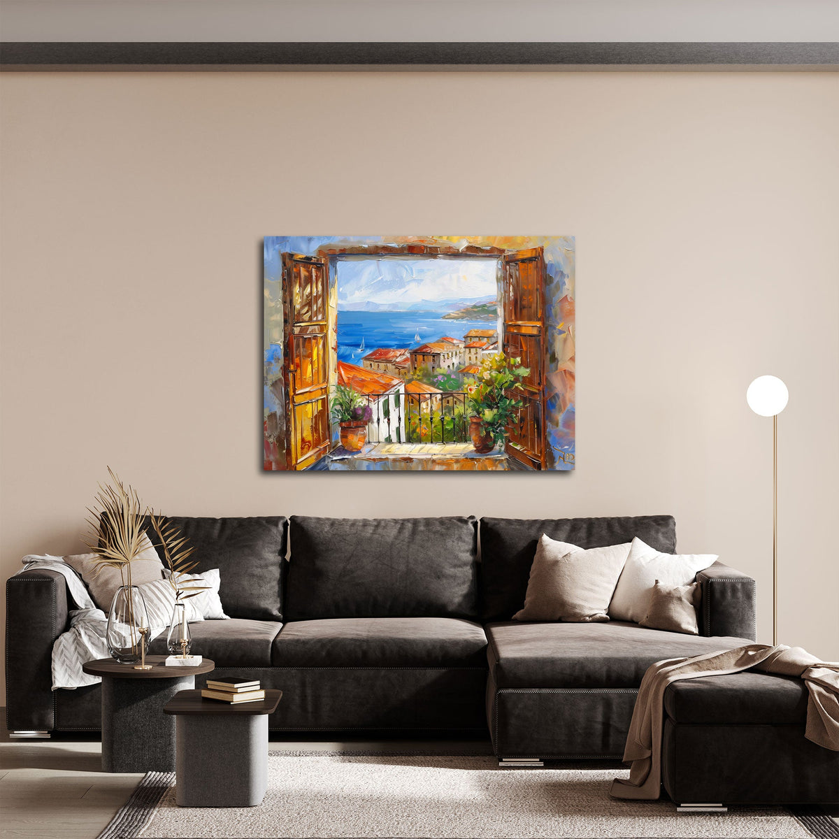 Mediterranes Fenster Wandbild mit Küstenblick über einem Sofa im Wohnraum