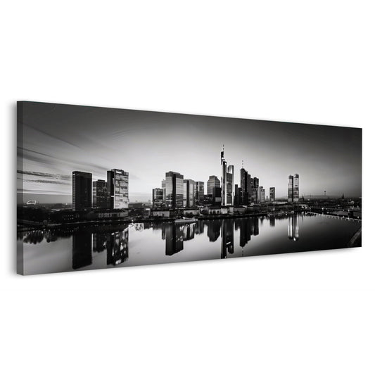 Frankfurt mit Spiegelung im Main Panorama Wandbild in Schwarz-Weiß