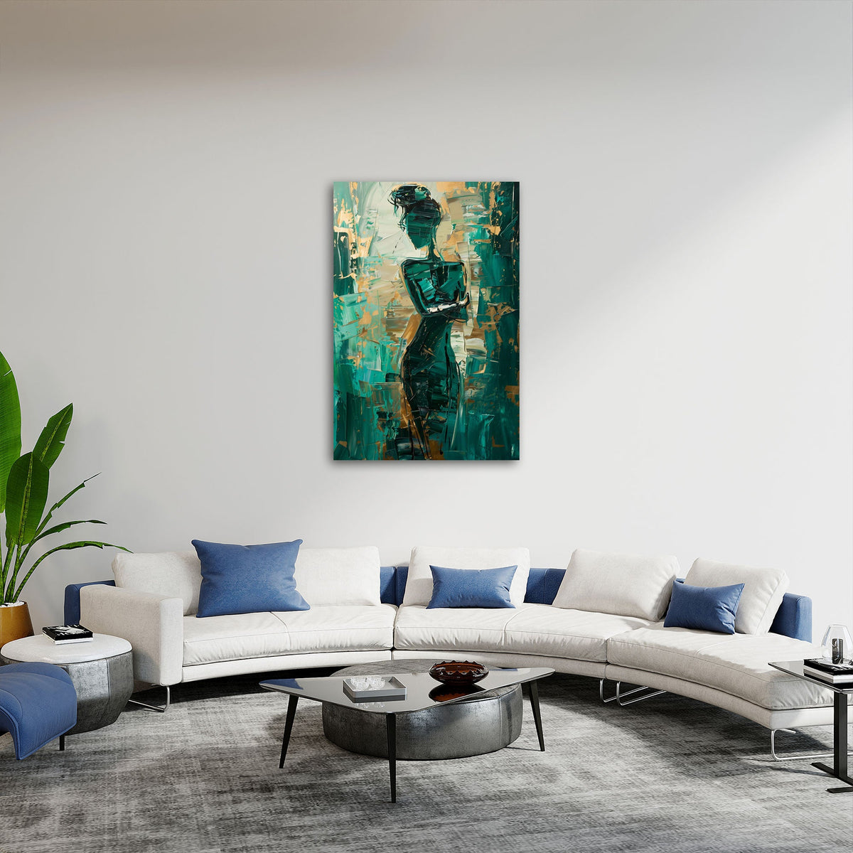 Abstraktes Frauenfigur Wandbild über einem Sofa im Wohnraum
