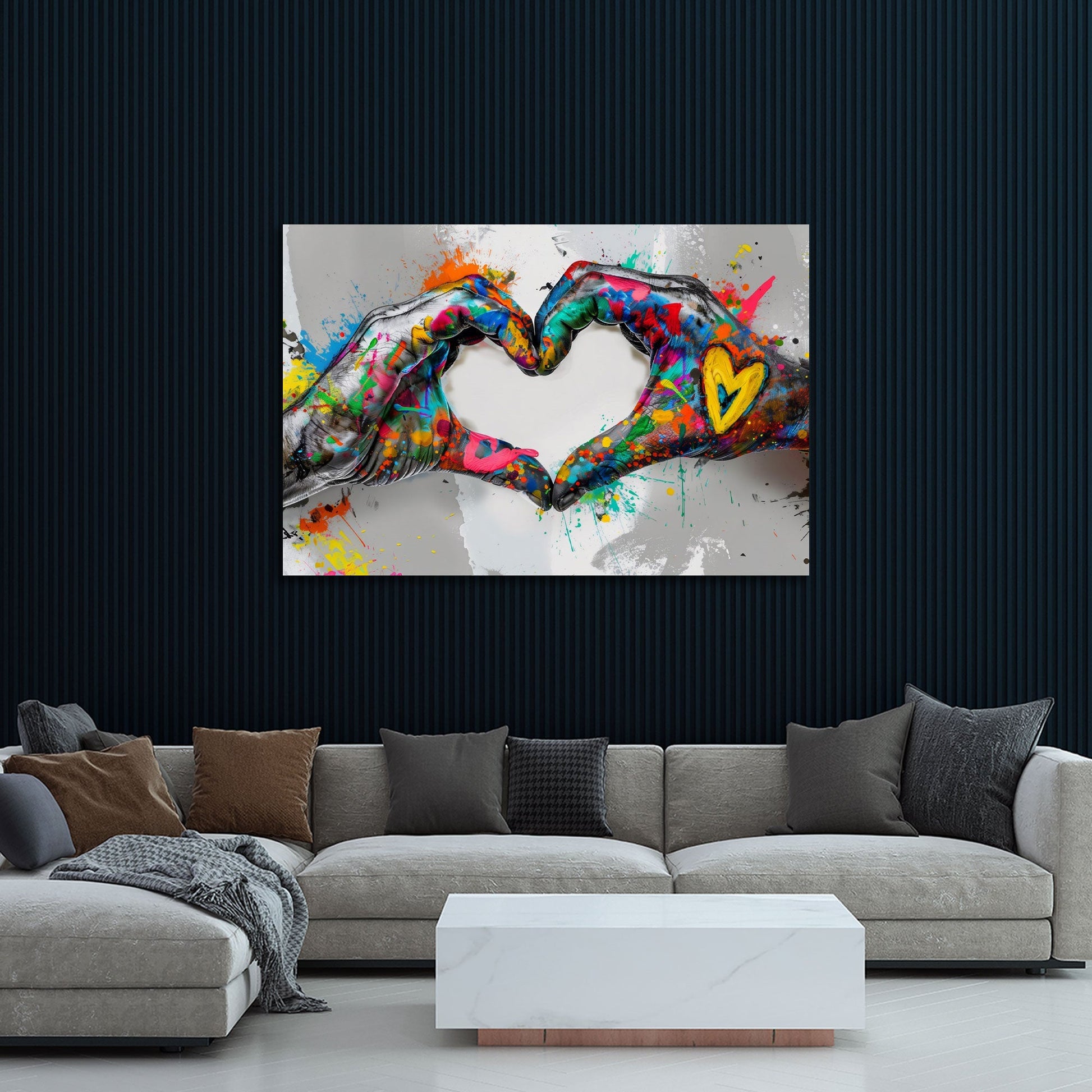Hände formen ein Herz in leuchtender Pop Art Wandbild