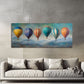Panorama Wandbild mit Heißluftballons über einem Sofa im Wohnraum