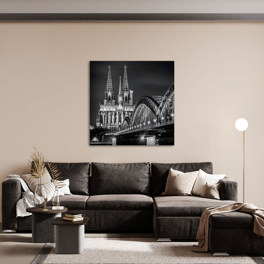 Kölner Dom mit leuchtender Brücke in Schwarz-Weiß Wandbild