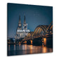 Kölner Dom unter Sternenhimmel mit Rheinbrücke Wandbild