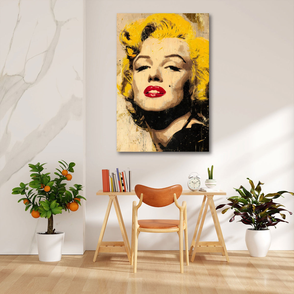 Marilyn Porträt mit goldblonden Haaren und roten Lippen Wandbild Wohnbeispiel