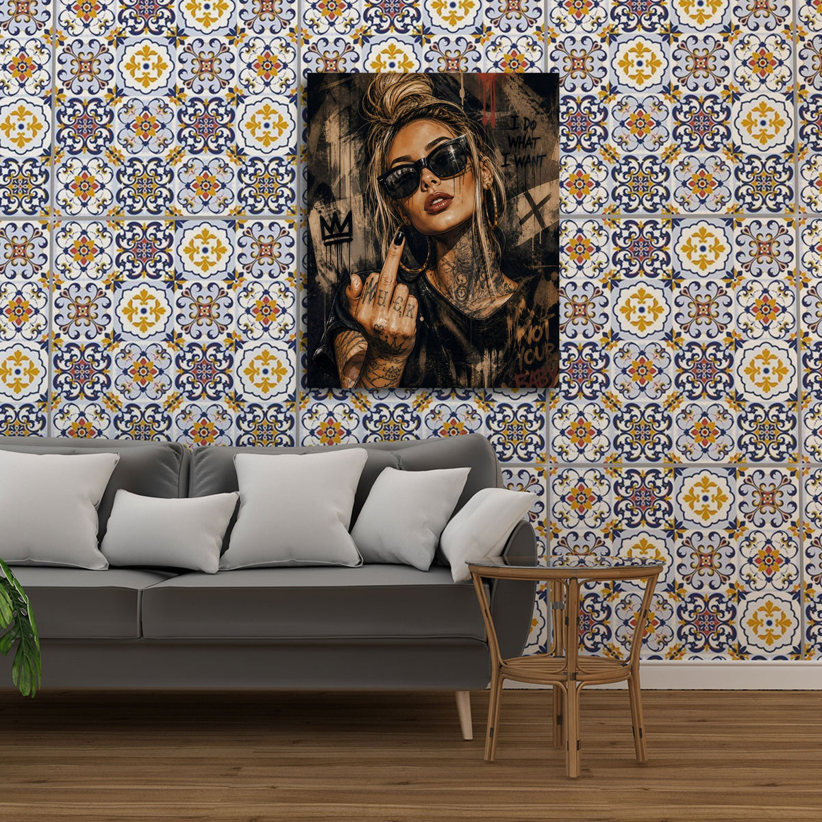 Rebellische Frau mit Sonnenbrille und Tattoos Wandbild