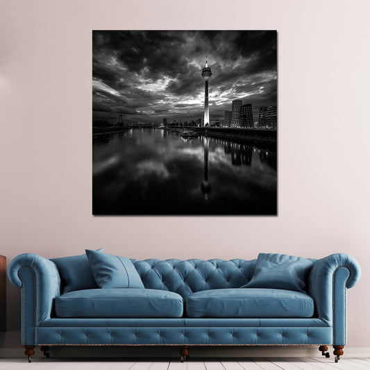 Rheinturm Düsseldorf schwarz weiß dramatischer Himmel Wandbild