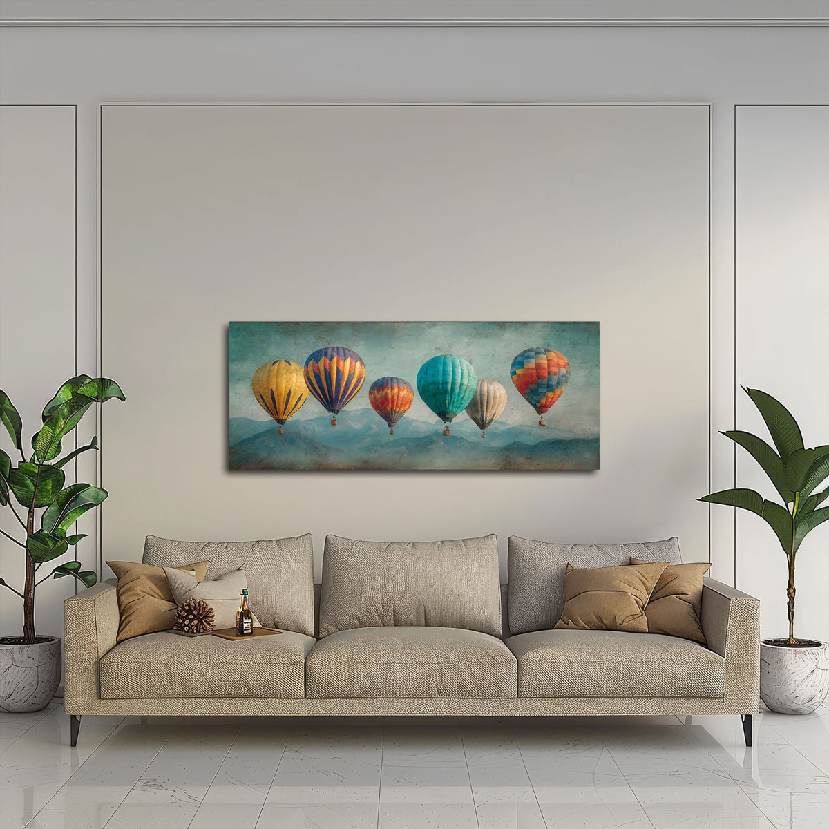 Panorama Wandbild mit Heißluftballons über einem Sofa im Wohnraum