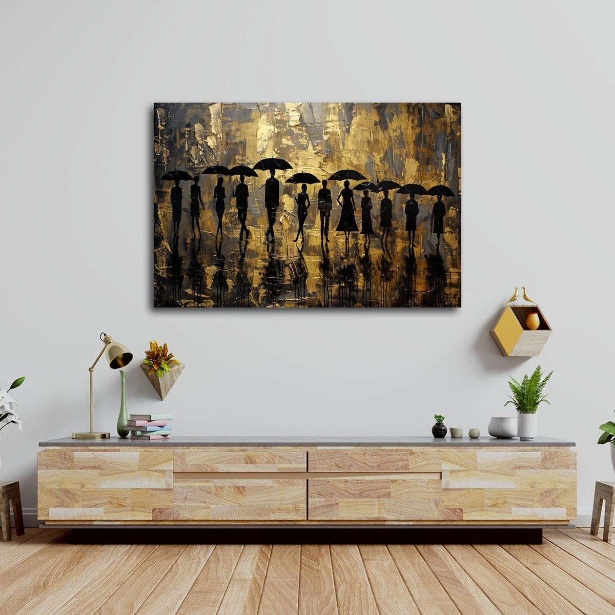 Abstraktes Wandbild in Gold über einem Sofa im Wohnraum