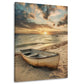 Verwittertes Boot am Strand mit Wolkenhimmel Wandbild im Hochformat