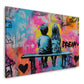 Zwei Kinder auf Bank vor bunter Dream Graffiti Wand Wandbild